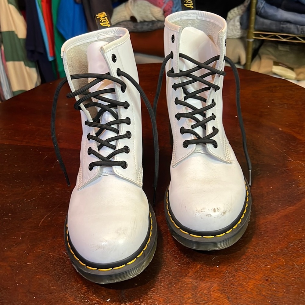 Women’s used Dr.Martin white lace up boot B1